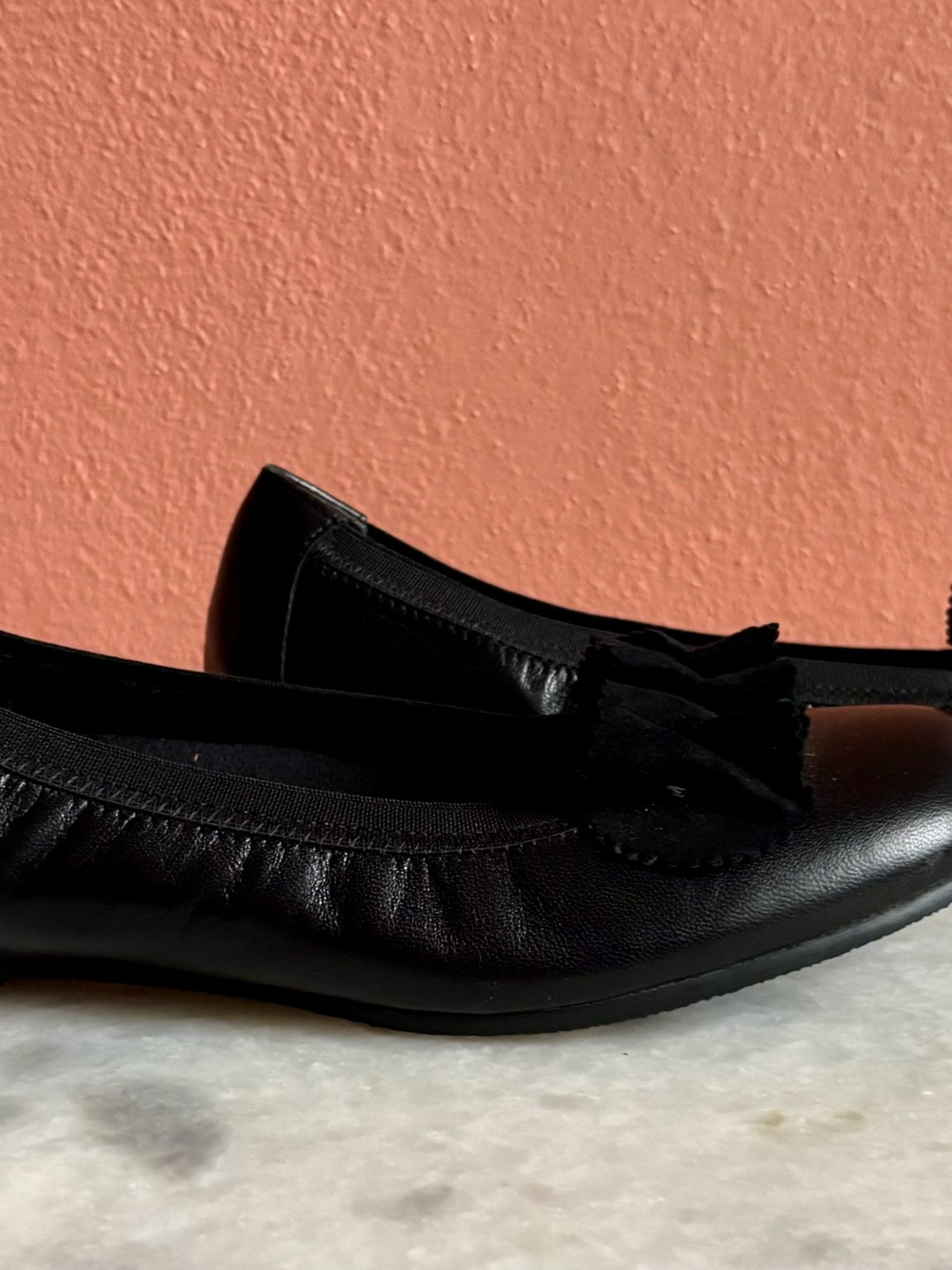 Munro American Merrie Black Leather Ruffle Ballet Flats